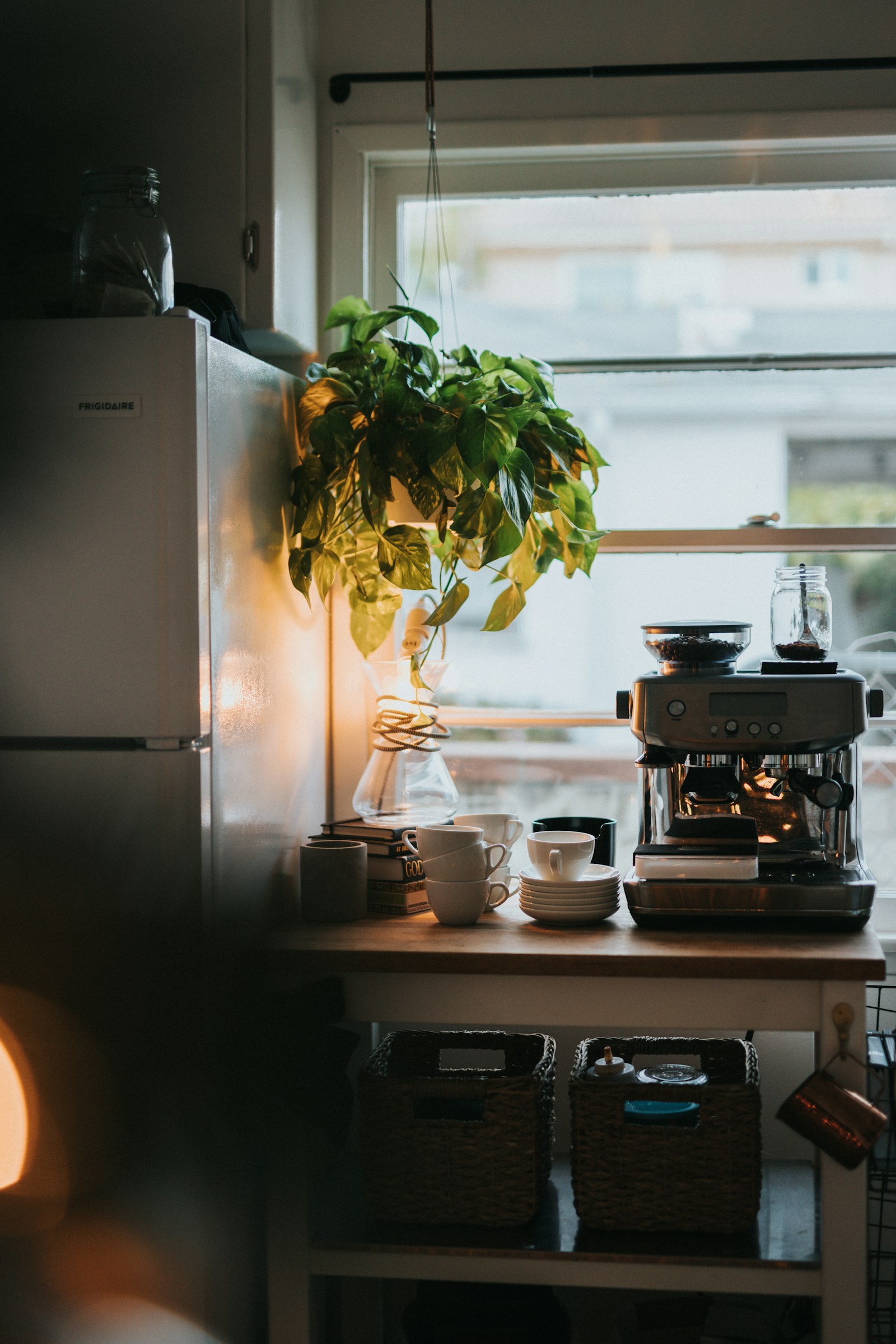 Góc pha cà phê bằng máy — ảnh chụp minh họa